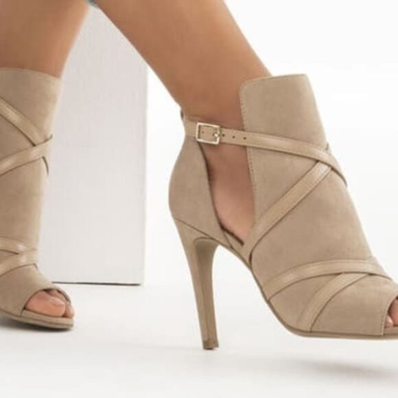 Women's Tan High Heels size 9. - Picture 1 of 3